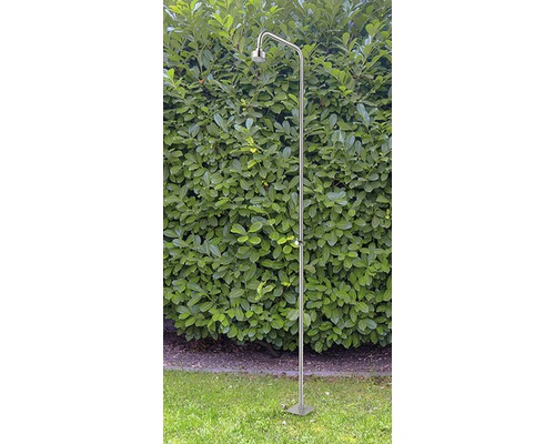 Gartendusche aus Metall im Aussenbereich vor grüner Hecke