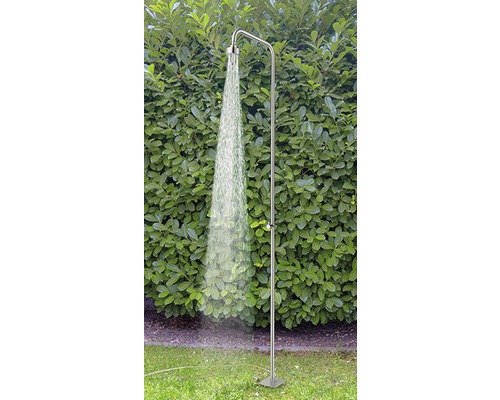 Gartendusche aus Edelstahl mit fließendem Wasser vor grüner Hecke