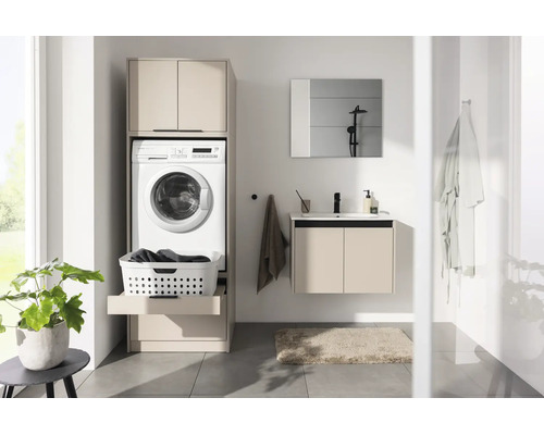 Salle de bain moderne avec armoire de machine à laver couleur sable, meuble sous-vasque, miroir et lave-linge blanc.