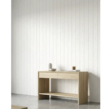 Panneaux muraux en bois blanc avec structure verticale derrière une console claire dans une pièce au style minimaliste.