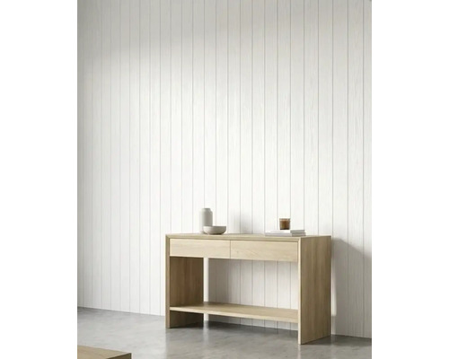 Panneaux muraux en bois blanc avec structure verticale derrière une console claire dans une pièce au style minimaliste.