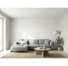 Salon moderne avec canapé gris, table basse en bois, tapis de jute, lampadaire et plante devant un mur et un plafond en lambris de bois.