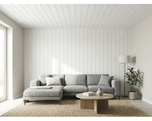 Salon moderne avec canapé gris, table basse en bois, tapis de jute, lampadaire et plante devant un mur et un plafond en lambris de bois.
