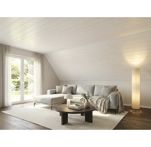 Salon lumineux avec plafond en lambris blanc sous pente, canapé d'angle gris, table basse ronde et lampadaire.
