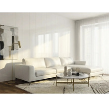 Helles, modernes Wohnzimmer mit weissem Lederecksofa, rundem Marmor-Couchtisch, goldener Stehlampe und vertikalen Wandpaneelen.