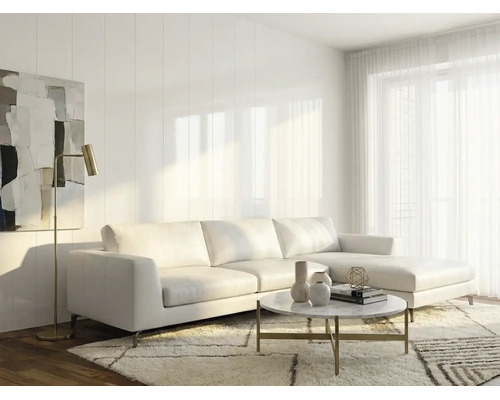 Helles, modernes Wohnzimmer mit weissem Lederecksofa, rundem Marmor-Couchtisch, goldener Stehlampe und vertikalen Wandpaneelen.