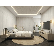 Chambre moderne avec lambris et panneaux de plafond clairs aspect bois, éclairage indirect, lit double et parquet en chevrons sombre.