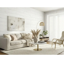 Salon moderne et lumineux avec panneaux muraux blancs aspect bois, canapé beige, table basse ronde en marbre et lampadaire à abat-jour tressé.