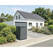 Cache-poubelle en métal devant une maison individuelle lumineuse avec garage, jardin fleuri et allée pavée.