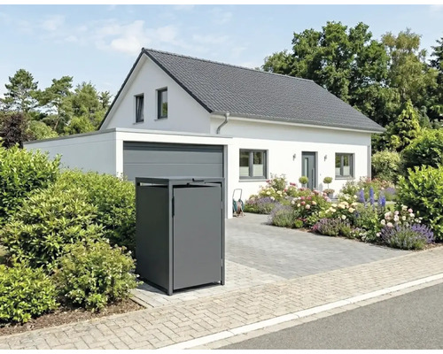 Cache-poubelle en métal devant une maison individuelle lumineuse avec garage, jardin fleuri et allée pavée.