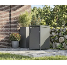 Cache-poubelle moderne en métal et jardinière assortie sur une terrasse pavée à côté d'un mur en briques et d'un mur en pierres naturelles.