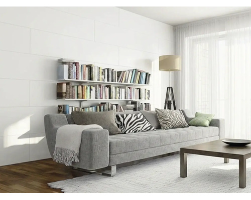 Salon moderne et lumineux avec un canapé gris devant un mur de panneaux blancs avec des étagères et un tapis clair.