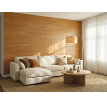 Salon lumineux avec panneaux muraux aspect bois, grand canapé d'angle, table ronde en bois et lampadaire sur un tapis naturel.