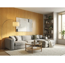 Salon lumineux avec canapé d angle gris, table basse ronde en bois, lampadaire arqué et panneaux muraux en bois.