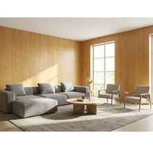 Salon moderne et lumineux avec des panneaux muraux en bois, un canapé modulaire gris, une table basse ronde en bois et deux fauteuils sur un tapis.