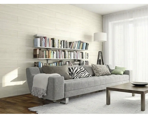 Salon moderne et clair avec des carreaux muraux aspect bois, un canapé gris, des étagères de livres et un lampadaire.