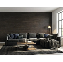 Salon moderne avec revêtement mural en bois sombre, un canapé d'angle avec coussins et une table basse sur un tapis.