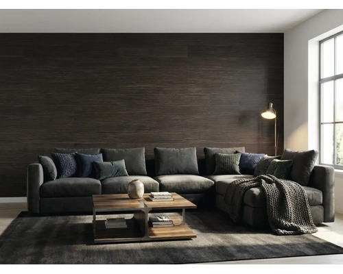 Salon moderne avec revêtement mural en bois sombre, un canapé d'angle avec coussins et une table basse sur un tapis.