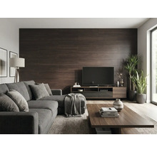 Salon moderne avec un mur d'accent en panneaux muraux imitation bois foncé, canapé d'angle gris et table basse en bois.