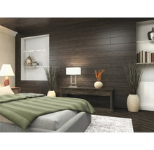 Chambre à coucher avec des panneaux muraux sombres aspect bois, une console avec une lampe et des vases décoratifs.