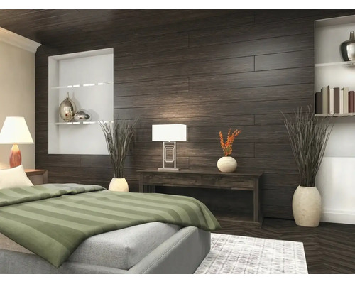 Chambre à coucher avec des panneaux muraux sombres aspect bois, une console avec une lampe et des vases décoratifs.
