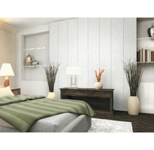 Chambre à coucher moderne avec des panneaux muraux au motif floral subtil, un buffet en bois et des vases de sol décoratifs avec des branches.