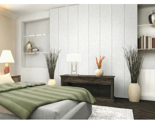 Chambre à coucher moderne avec des panneaux muraux au motif floral subtil, un buffet en bois et des vases de sol décoratifs avec des branches.