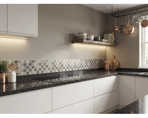 Cuisine moderne avec des meubles blancs, un plan de travail sombre aspect granit et une crédence en mosaïque.
