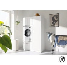 Meuble de buanderie moderne pour lave-linge avec sèche-linge intégré et armoire haute dans une buanderie lumineuse. (Image AI modified or generated)