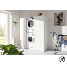 Armoire de machine à laver blanche combinée avec des colonnes pour lave-linge et sèche-linge dans une buanderie lumineuse. (Image AI modified or generated)