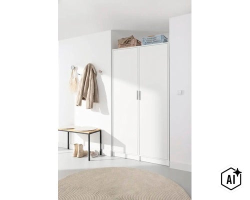 Entrée lumineuse avec une grande armoire blanche à deux portes, un banc de vestiaire en bois avec piètement en métal et un tapis rond. (Image AI modified or generated)