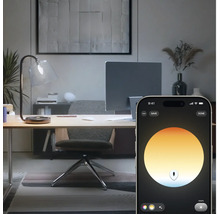 Contrôle intelligent de l'éclairage d'une lampe de bureau via une application mobile dans un bureau à domicile moderne.
