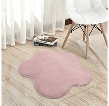 Tapis rose en forme de fleur à texture douce sur un parquet clair à côté d'une chaise.