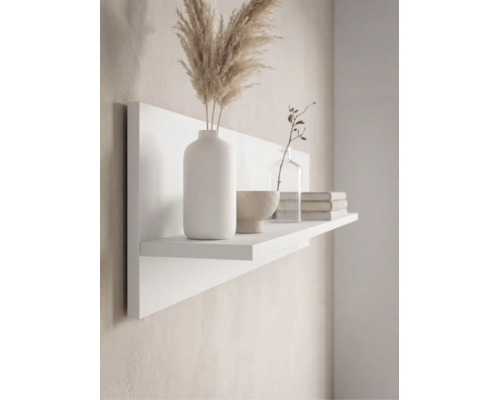 Schlichtes weisses Wandregal mit Rückwand, dekoriert mit einer Vase mit Trockenblumen, einer Schale und Büchern in einem hellen Raum.