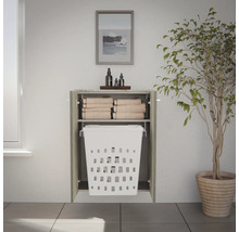 Armoire de salle de bain encastrée avec panier à linge coulissant intégré et étagère pour serviettes pliées.
