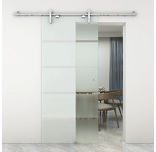 Porte coulissante en verre moderne avec bandes horizontales dépolies et système en acier inoxydable dans une pièce lumineuse.