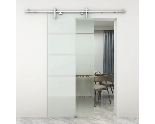 Porte coulissante en verre moderne avec bandes horizontales dépolies et système en acier inoxydable dans une pièce lumineuse.