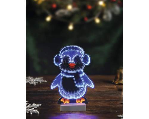 Décoration lumineuse LED pingouin avec effet de lumière infinity, cache-oreilles et écharpe sur une surface en bois.