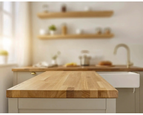 Plan de travail de cuisine en bois massif sur un îlot de cuisine dans une cuisine moderne et lumineuse.