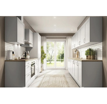 Cuisine intégrée moderne et lumineuse avec plan de travail en bois, façades de style campagnard, crédence blanche et vue sur le jardin.