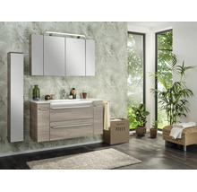 Ensemble de salle de bain moderne avec meuble sous vasque aspect bois, lavabo blanc, grande armoire de toilette et colonne assortie.