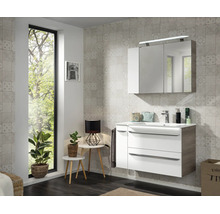 Modernes Badezimmer mit Waschtischunterschrank in Weiss und Holzoptik, Waschbecken und dreitürigem Spiegelschrank mit LED-Beleuchtung.