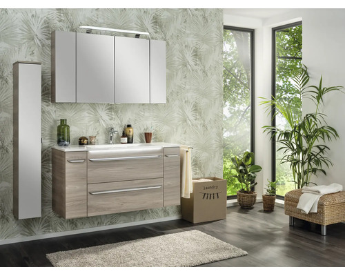 Ensemble de salle de bain moderne avec meuble sous vasque aspect bois, lavabo blanc, grande armoire de toilette et colonne assortie.