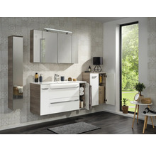 Ensemble de meubles de salle de bains moderne avec meuble sous-vasque blanc, armoire de toilette éclairée et colonnes aspect bois.