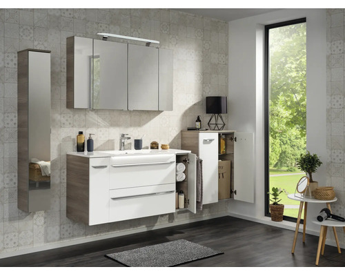Ensemble de meubles de salle de bains moderne avec meuble sous-vasque blanc, armoire de toilette éclairée et colonnes aspect bois.