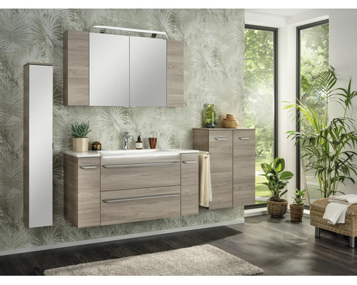Ensemble de meubles de salle de bains aspect bois avec meuble sous-lavabo, armoire de toilette et deux armoires latérales.