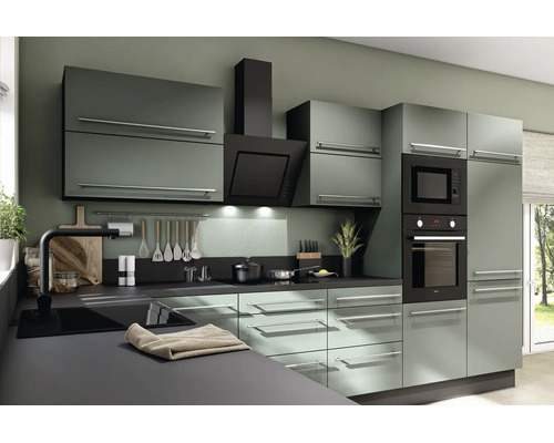 Cuisine intégrée moderne en gris-vert avec appareils encastrés noirs, four, hotte et plan de travail sombre dans une atmosphère organisée.