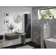 Salle de bains moderne avec meuble sous-vasque suspendu sombre, plan de travail en bois, vasque à poser ronde et armoire haute devant carreaux gris.
