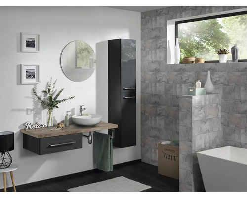 Salle de bains moderne avec meuble sous-vasque suspendu sombre, plan de travail en bois, vasque à poser ronde et armoire haute devant carreaux gris.