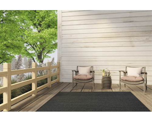 Tapis d'extérieur gris foncé sur une terrasse moderne en bois avec deux fauteuils et une petite table d'appoint.